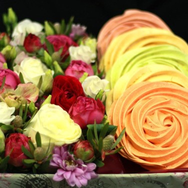 Композиция из роз, лизиантуса и безе