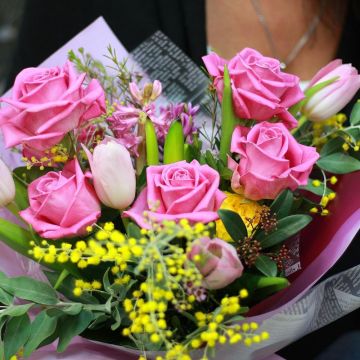Весенний букет из роз, тюльпанов и мимозы