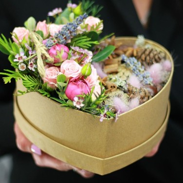 Романтичная композиция из кустовых роз с лавандой и природным декором