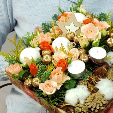 Новогодняя композиция с кустовыми розами, хлопком, шишками