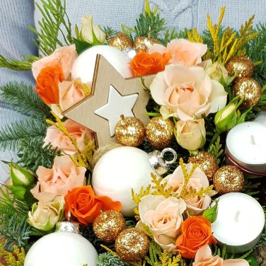 Новогодняя композиция с кустовыми розами, хлопком, шишками