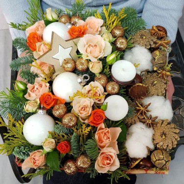 Новогодняя композиция с кустовыми розами, хлопком, шишками