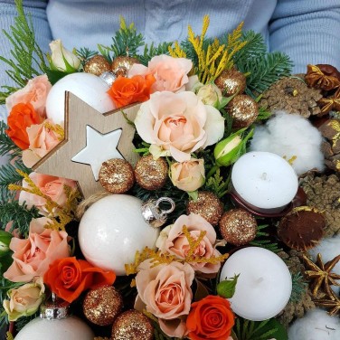 Новогодняя композиция с кустовыми розами, хлопком, шишками