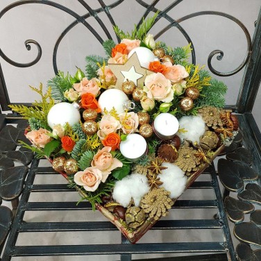 Новогодняя композиция с кустовыми розами, хлопком, шишками