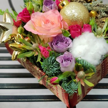 Зимняя композиция из роз, хвои, шишек и звездочек