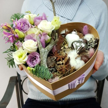 Зимняя композиция из лизиантуса, гиацинтов и хлопка