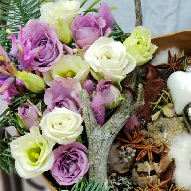 Зимняя композиция из лизиантуса, гиацинтов и хлопка