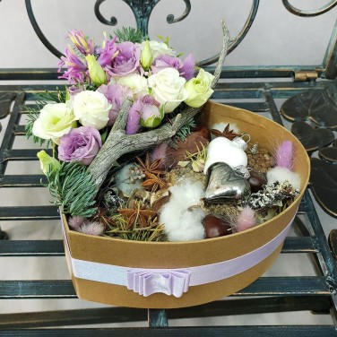 Зимняя композиция из лизиантуса, гиацинтов и хлопка