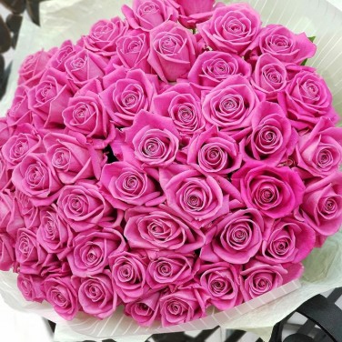 Шикарный букет из 51 розовой розы в дизайнерской упаковке
