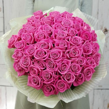 Шикарный букет из 51 розовой розы в дизайнерской упаковке