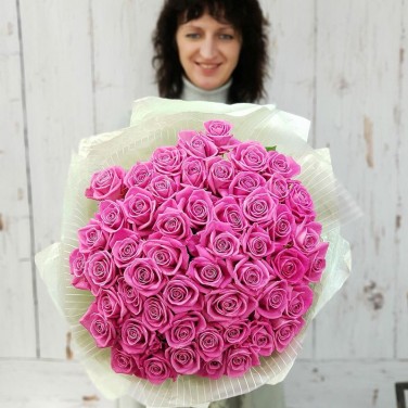 Шикарный букет из 51 розовой розы в дизайнерской упаковке
