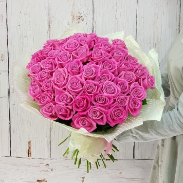 Шикарный букет из 51 розовой розы в дизайнерской упаковке