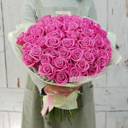 Шикарный букет из 51 розовой розы в дизайнерской упаковке