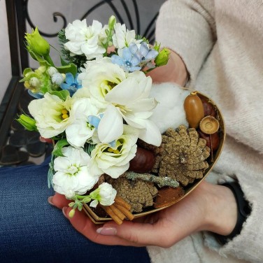 Зимняя композиция в сердце из фрезии, маттиолы и природных даров