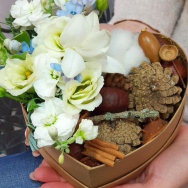 Зимняя композиция в сердце из фрезии, маттиолы и природных даров