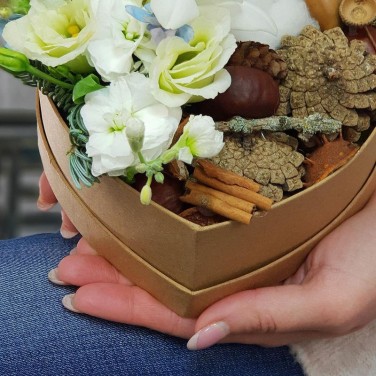 Зимняя композиция в сердце из фрезии, маттиолы и природных даров