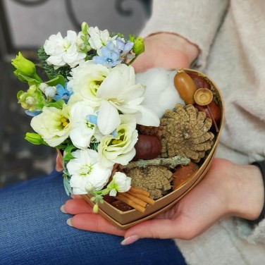 Зимняя композиция в сердце из фрезии, маттиолы и природных даров