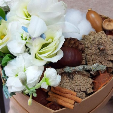 Зимняя композиция в сердце из фрезии, маттиолы и природных даров