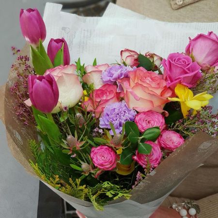 Авторский букет из розовых тюльпанов и роз
