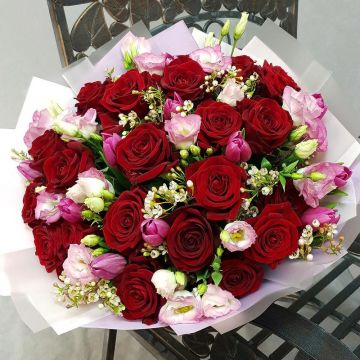 Прекрасный букет из роз, тюльпанов и лизиантуса