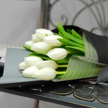 Стильный букет из 11 белых тюльпанов