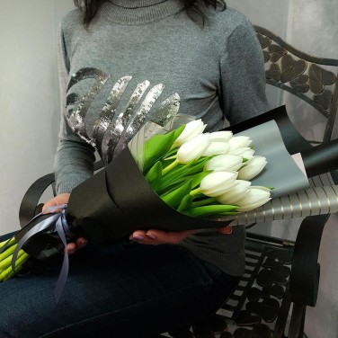 Стильный букет из 11 белых тюльпанов