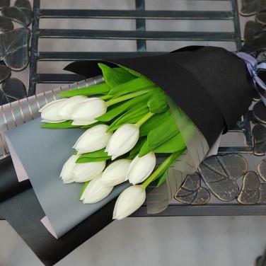 Стильный букет из 11 белых тюльпанов