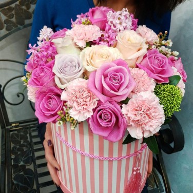 Шикарная композиция из роз, гвоздик и скимии в шляпной коробке