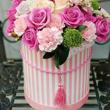 Шикарная композиция из роз, гвоздик и скимии в шляпной коробке