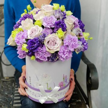 Стильная фиолетовая композиция из роз, лизиантуса и гвоздик