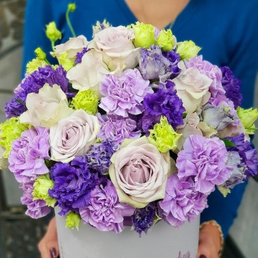 Стильная фиолетовая композиция из роз, лизиантуса и гвоздик