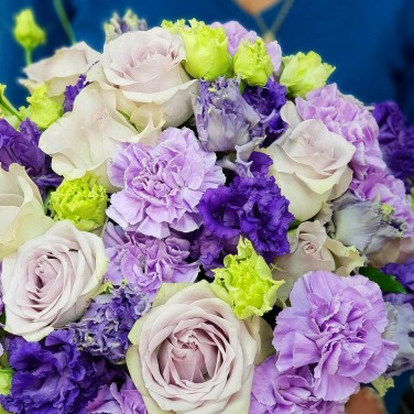 Стильная фиолетовая композиция из роз, лизиантуса и гвоздик