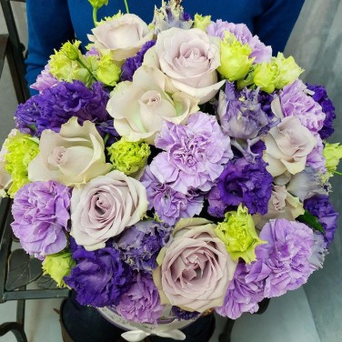 Стильная фиолетовая композиция из роз, лизиантуса и гвоздик