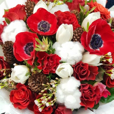 Букет из алых анемонов, роз и хлопка