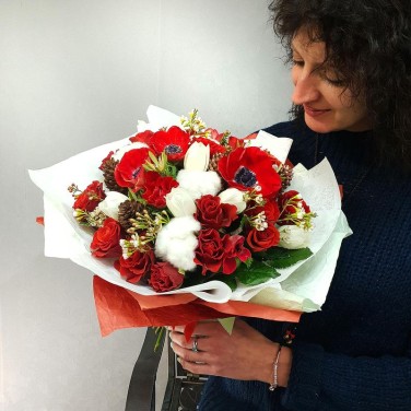 Букет из алых анемонов, роз и хлопка