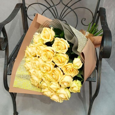 Букет из 27 кремовых роз в упаковке