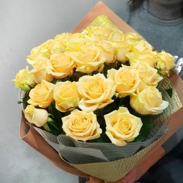 Букет из 27 кремовых роз в упаковке