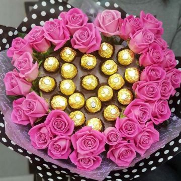 Стильный букет из малиновых роз и конфет Ферреро Роше