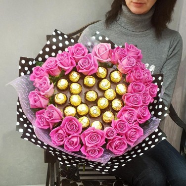 Стильный букет из малиновых роз и конфет Ферреро Роше