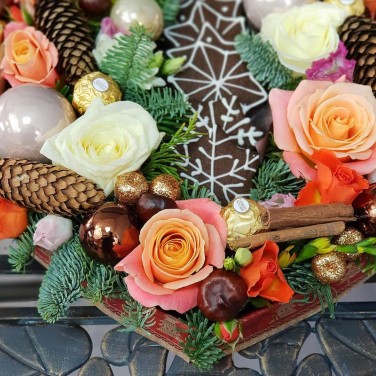 Новогоднее сердце из роз, хвои, шишек и сладостей