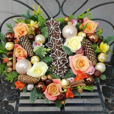 Новогоднее сердце из роз, хвои, шишек и сладостей