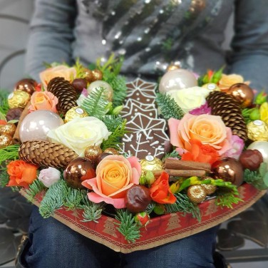 Новогоднее сердце из роз, хвои, шишек и сладостей
