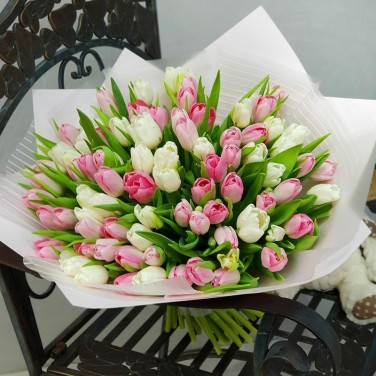 Весенний букет из розовых и белых тюльпанов в дизайнерской упаковке