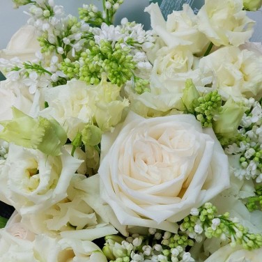 Большой букет из сирени, пионовидных роз и эустомы