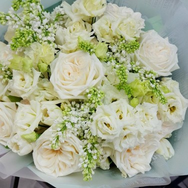 Большой букет из сирени, пионовидных роз и эустомы