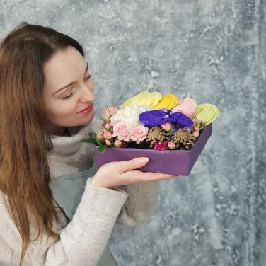 Композиция из роз, гвоздики, ванды с безе ручной работы