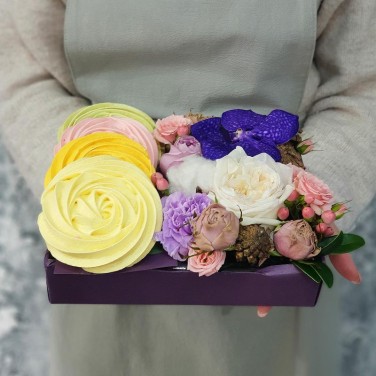 Композиция из роз, гвоздики, ванды с безе ручной работы