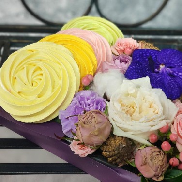 Композиция из роз, гвоздики, ванды с безе ручной работы