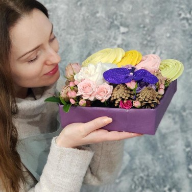Композиция из роз, гвоздики, ванды с безе ручной работы