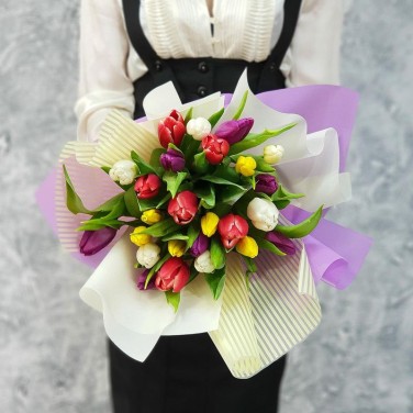 Стильный букет из 25 разноцветных тюльпанов в дизайнерской упаковке